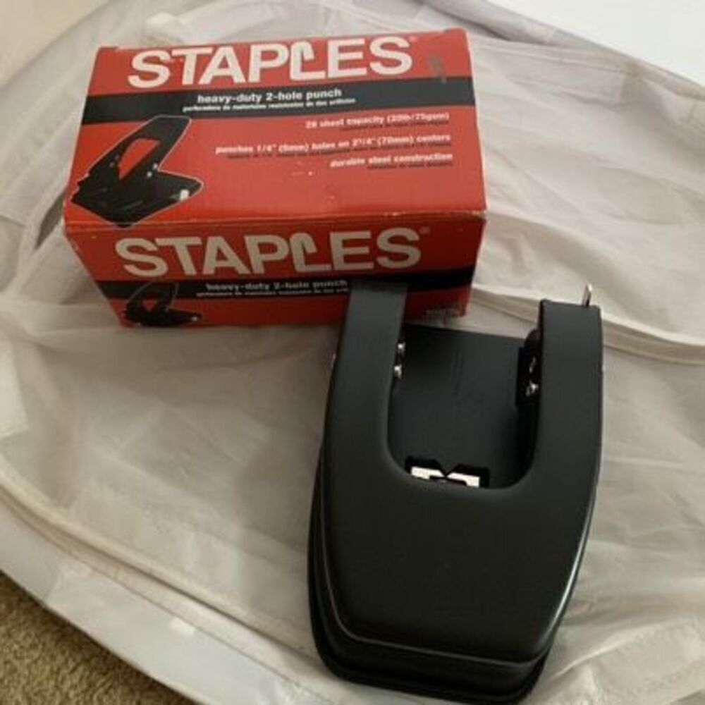 Staples Heavy Duty 2-Hole Punch